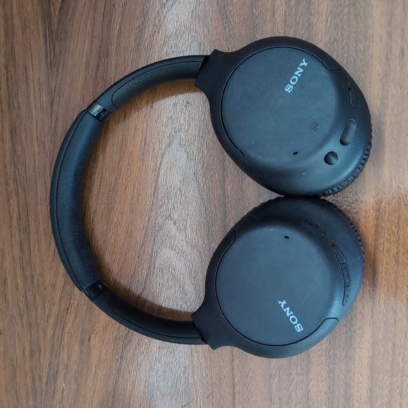 Sony Noise Cancelling Headphones Wireless Bluetooth Over the Ear EUC - Picture 1 of 3